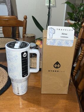 NWT! HydroJug Traveler 32oz - Cherish 💙🦋